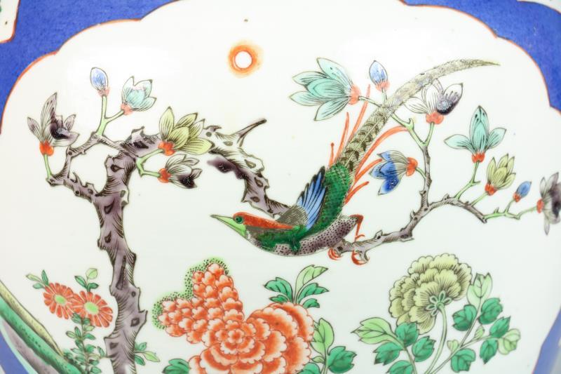 Een porseleinen famille verte "poudre bleu" dekselpot. China, 19e eeuw.