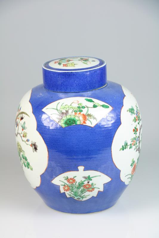 Een porseleinen famille verte "poudre bleu" dekselpot. China, 19e eeuw.