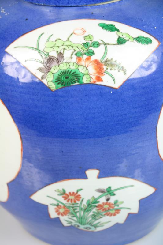 Een porseleinen famille verte "poudre bleu" dekselpot. China, 19e eeuw.