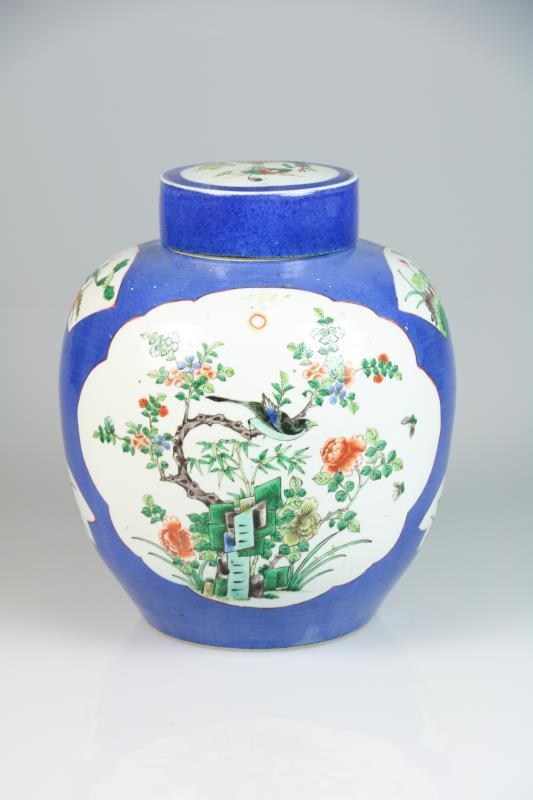Een porseleinen famille verte "poudre bleu" dekselpot. China, 19e eeuw.