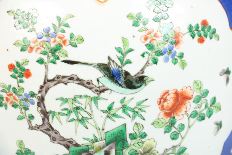 Een porseleinen famille verte "poudre bleu" dekselpot. China, 19e eeuw.