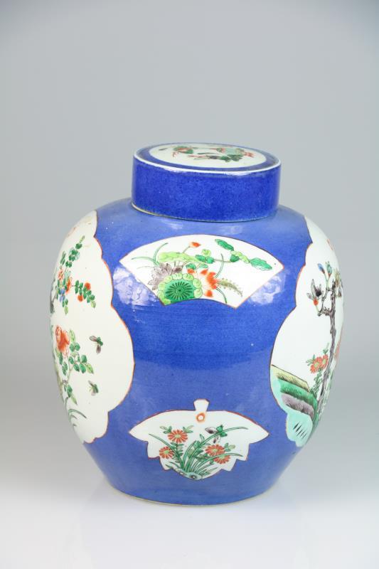 Een porseleinen famille verte "poudre bleu" dekselpot. China, 19e eeuw.