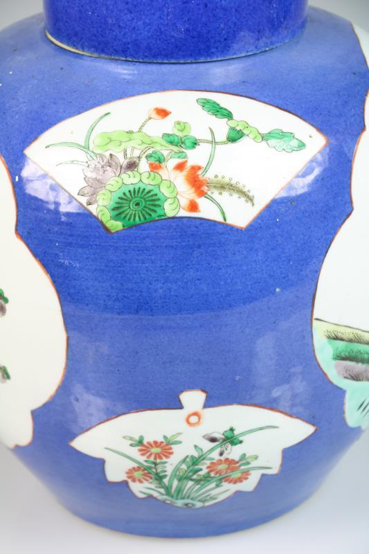 Een porseleinen famille verte "poudre bleu" dekselpot. China, 19e eeuw.