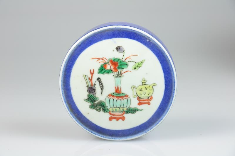 Een porseleinen famille verte "poudre bleu" dekselpot. China, 19e eeuw.