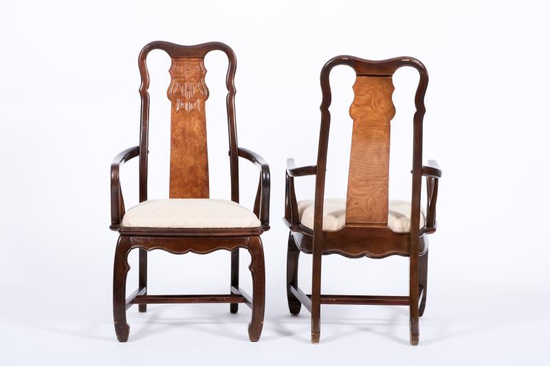 Een set van twee notenhouten stoelen, China, 20e eeuw.