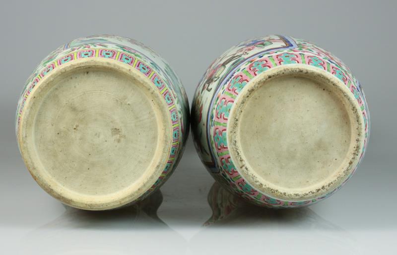 Een set van (2) porseleinen balustervazen met decor van Chinese figuren. China, 1e helft 20e eeuw.