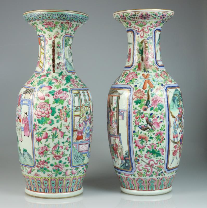 Een set van (2) porseleinen balustervazen met decor van Chinese figuren. China, 1e helft 20e eeuw.