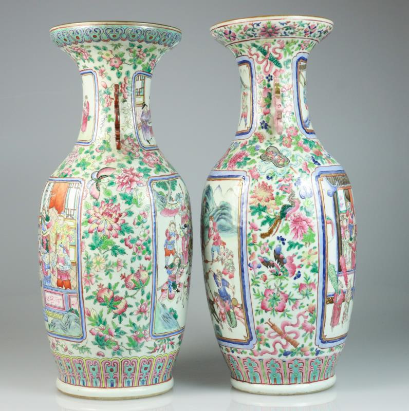 Een set van (2) porseleinen balustervazen met decor van Chinese figuren. China, 1e helft 20e eeuw.