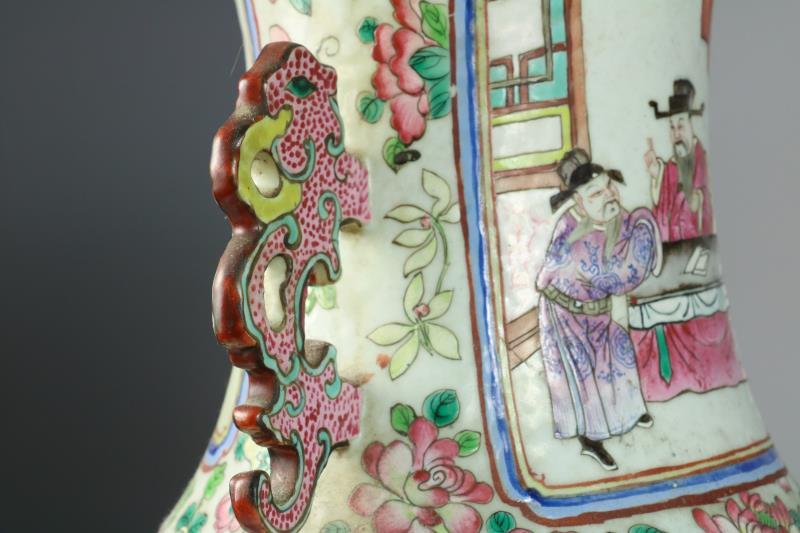 Een set van (2) porseleinen balustervazen met decor van Chinese figuren. China, 1e helft 20e eeuw.