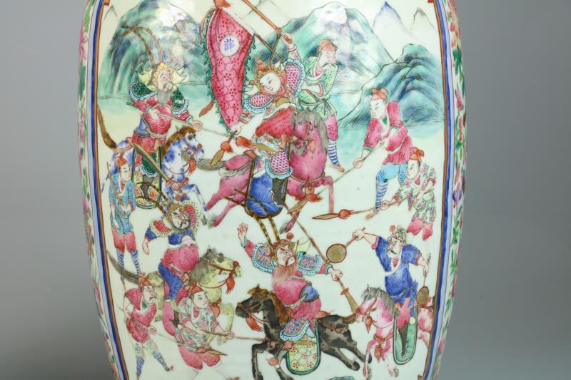 Een set van (2) porseleinen balustervazen met decor van Chinese figuren. China, 1e helft 20e eeuw.