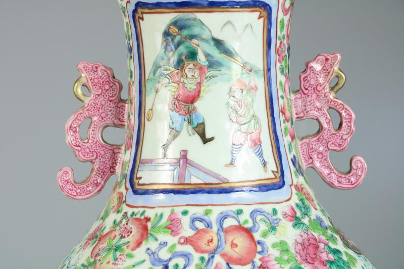 Een set van (2) porseleinen balustervazen met decor van Chinese figuren. China, 1e helft 20e eeuw.