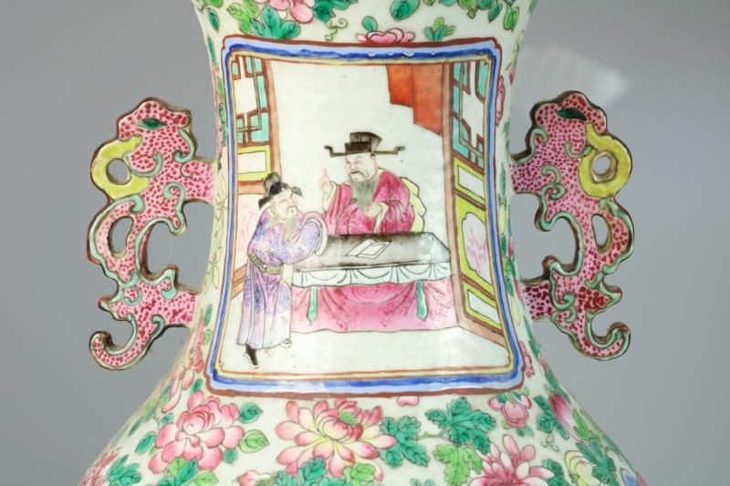 Een set van (2) porseleinen balustervazen met decor van Chinese figuren. China, 1e helft 20e eeuw.