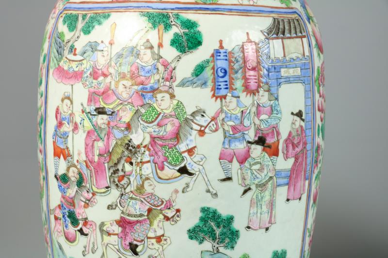 Een set van (2) porseleinen balustervazen met decor van Chinese figuren. China, 1e helft 20e eeuw.