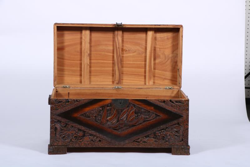 Een kamferhouten kist, China, 20e eeuw.