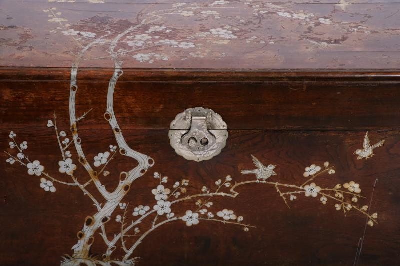 Een Chinese kist met metalen inlegwerk van bloesemtakken, China, 20th century.