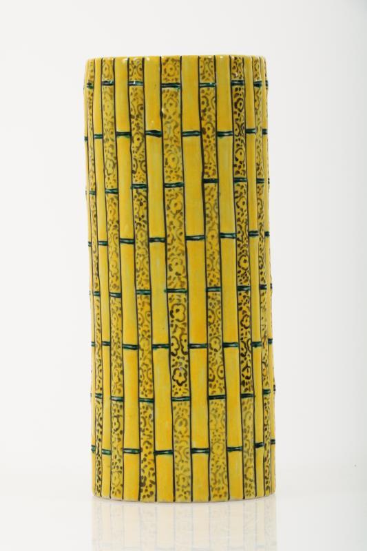 Een keramieken faux-bamboo penselenpot, China, 20e eeuw.