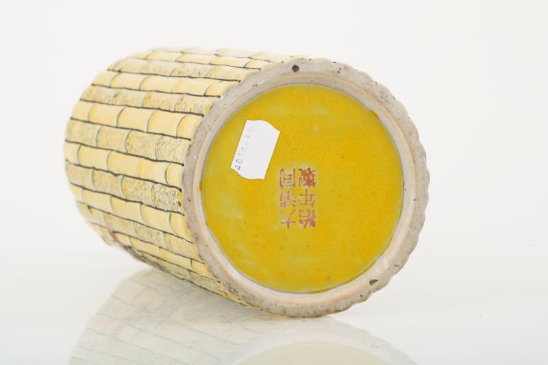 Een keramieken faux-bamboo penselenpot, China, 20e eeuw.