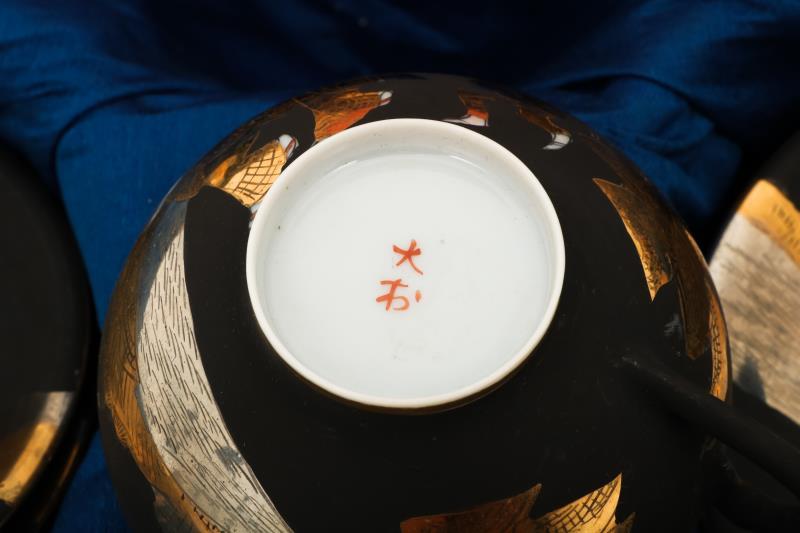 Een (25) delig Satsuma theeservies, in originele kist, Japans, ca. 1900.