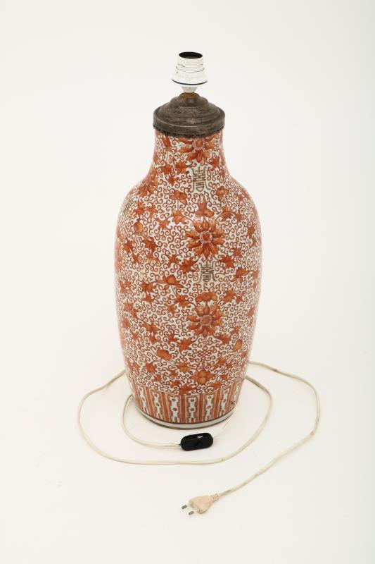 Een Chinese balustervaas met iron-red decor, vermaakt tot lampvoet, China, 19e eeuw.