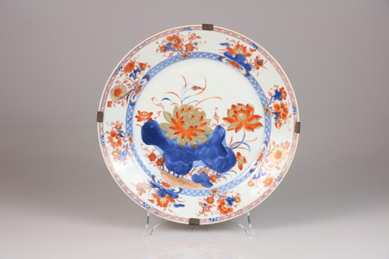 Een porseleinen schotel met Imari decor. China, 18e eeuw.