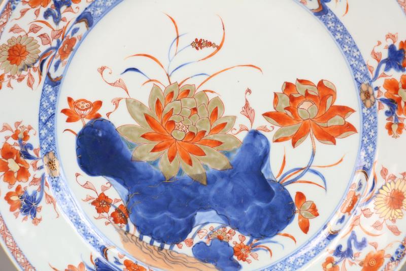 Een porseleinen schotel met Imari decor. China, 18e eeuw.