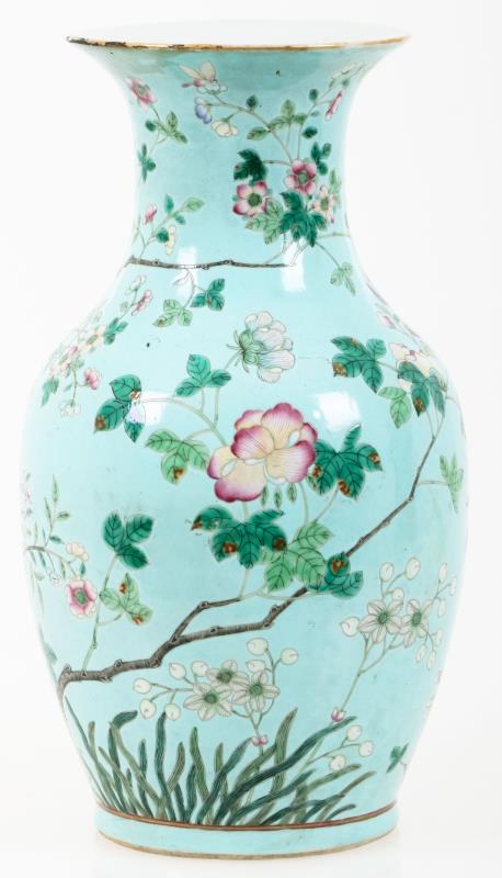 Een porseleinen vaas met turquoise fond en decor van vogels en bloemen, gemerkt Guangxu. China, eind 19e eeuw.