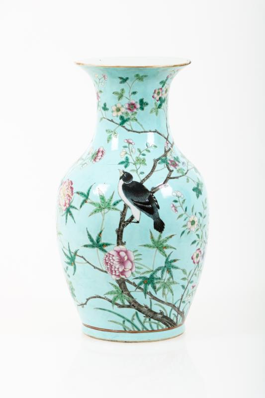 Een porseleinen vaas met turquoise fond en decor van vogels en bloemen, gemerkt Guangxu. China, eind 19e eeuw.