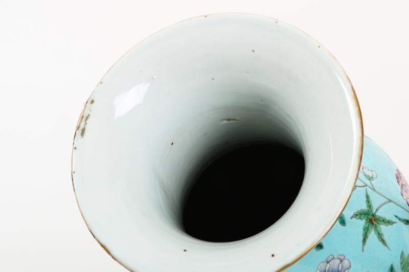 Een porseleinen vaas met turquoise fond en decor van vogels en bloemen, gemerkt Guangxu. China, eind 19e eeuw.