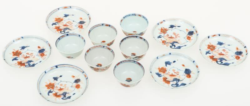 Een set van (6) porseleinen kop en schotels met Imari decor. China, 18e eeuw.