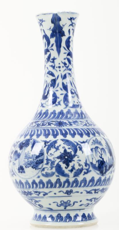 Een porseleinen blauw-wit schenkkan met floraal decor en in de medailons landschaps decors. China, Transitie periode.