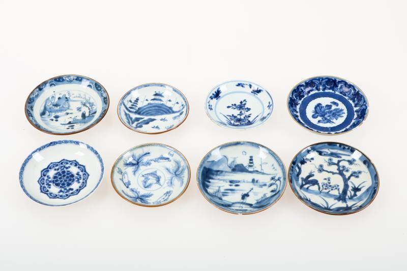 Een lot van (8) porseleinen Batavia ware schoteltjes met onder andere sybille merian decor. China, 18e eeuw.