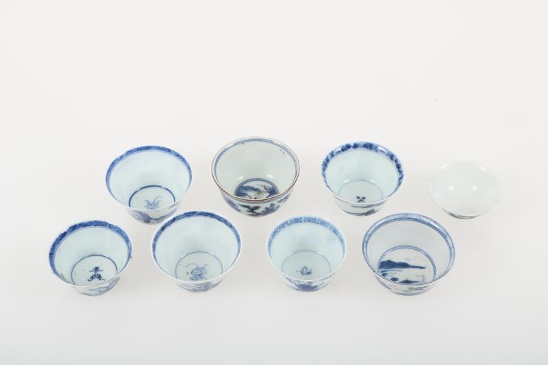 Een lot van (8) porseleinen cups met onder anderen een decor van een ruiter te paard. China, Kangxi/Yongzheng.