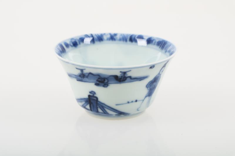 Een lot van (8) porseleinen cups met onder anderen een decor van een ruiter te paard. China, Kangxi/Yongzheng.