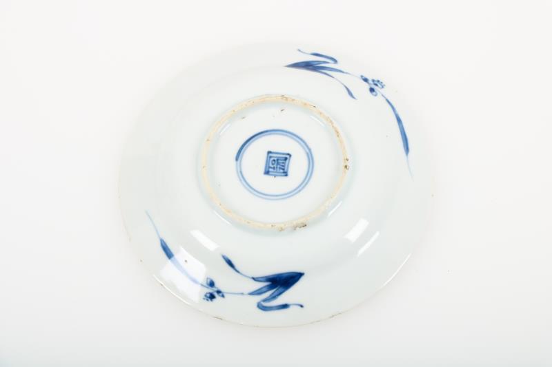Een lot van (8) porseleinen schoteltjes waaronder een afbeelding van de apengod en de "pencilled discussion". China, Ming/Wanli/Transitie/Kangxi.
