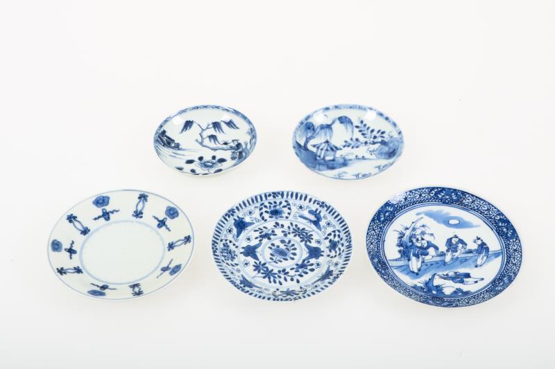 Een lot van (5) porseleinen schoteltjes met diverse decors. China, 18e & 19e eeuw.