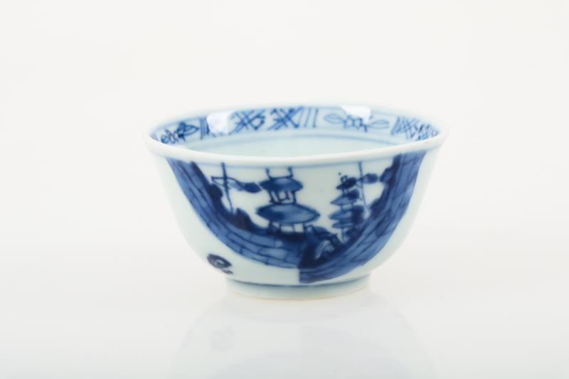 Een lot van (9) porseleinen cups met diverse decors. China, 18e & 19e eeuw.