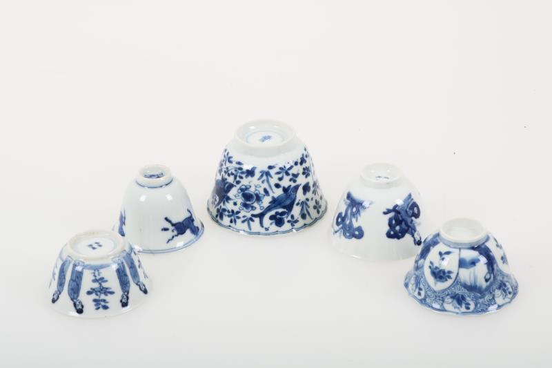 Een lot van (5) porseleinen cups met onderandere decor van een vliegend paard. China, Transitie/Kangxi.