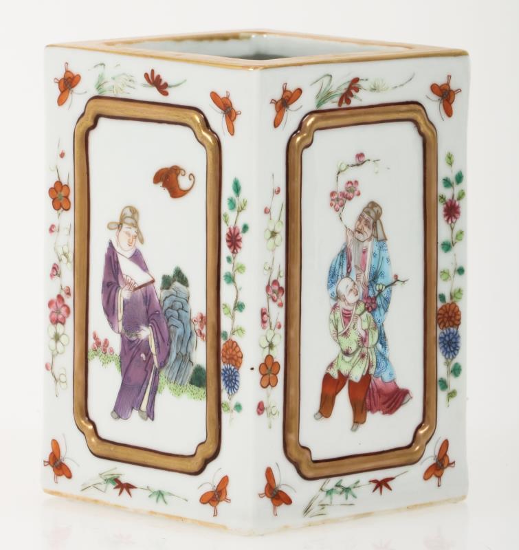 Een porseleinen brushpot met famile rose decor, gemerkt Daoguang. China, circa 1900.