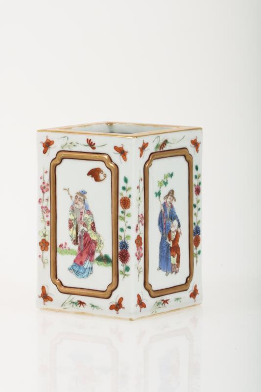 Een porseleinen brushpot met famile rose decor, gemerkt Daoguang. China, circa 1900.