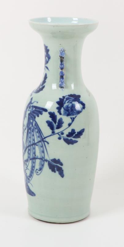 Een porseleinen balustervaas met floraal decor, China, 19e eeuw.