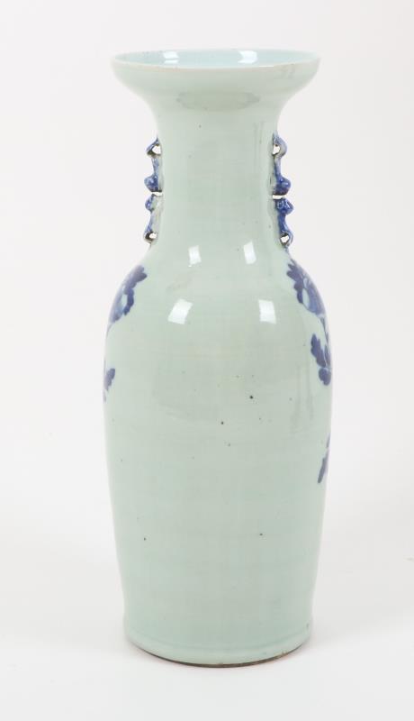 Een porseleinen balustervaas met floraal decor, China, 19e eeuw.
