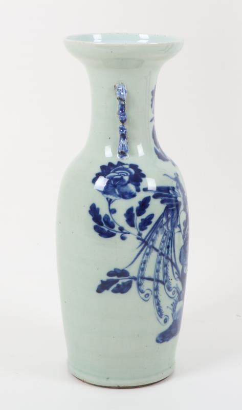 Een porseleinen balustervaas met floraal decor, China, 19e eeuw.