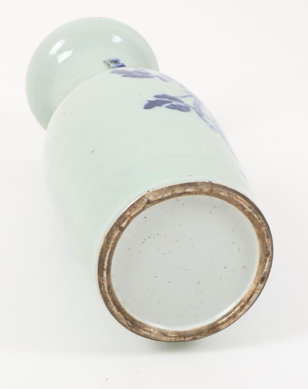 Een porseleinen balustervaas met floraal decor, China, 19e eeuw.