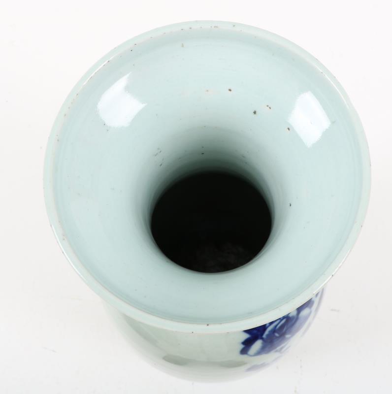 Een porseleinen balustervaas met floraal decor, China, 19e eeuw.