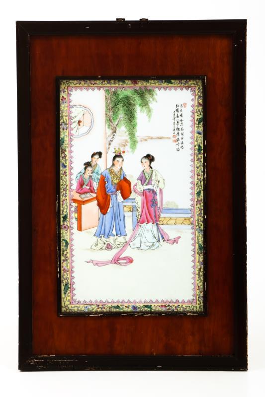 Een lot van (2) porseleinen famile rose plaquette's in republiek stijl. China, midden 20e eeuw.
