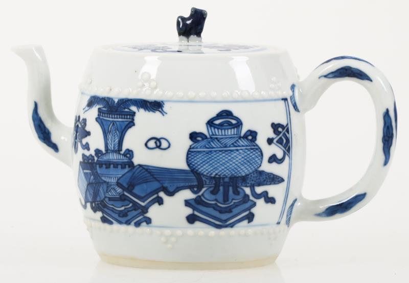 Een porseleinen theepot gedecoreerd met kostbaarheden. China, Kangxi.