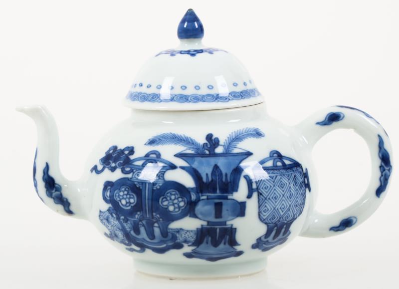 Een porseleinen theepot gedecoreerd met kostbaarheden, gemerkt Jiajing. China, Kangxi.