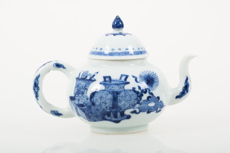 Een porseleinen theepot gedecoreerd met kostbaarheden, gemerkt Jiajing. China, Kangxi.