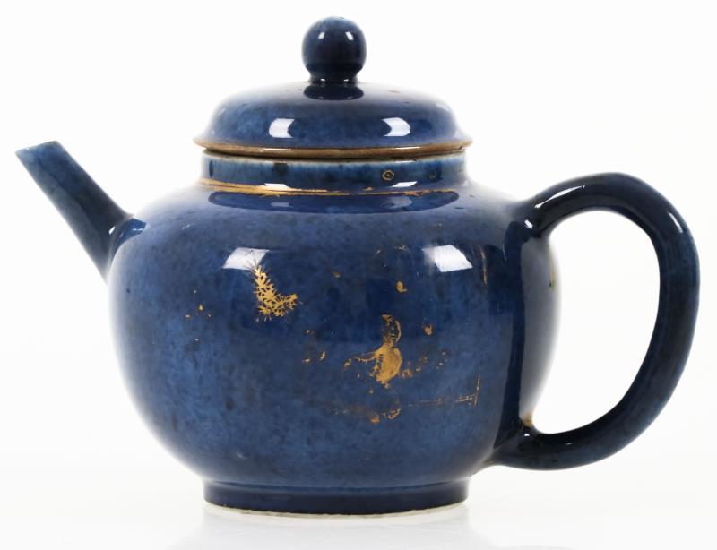 Een porseleinen poudreblue theepot met verguld decor.