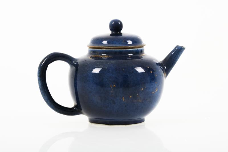 Een porseleinen poudreblue theepot met verguld decor.